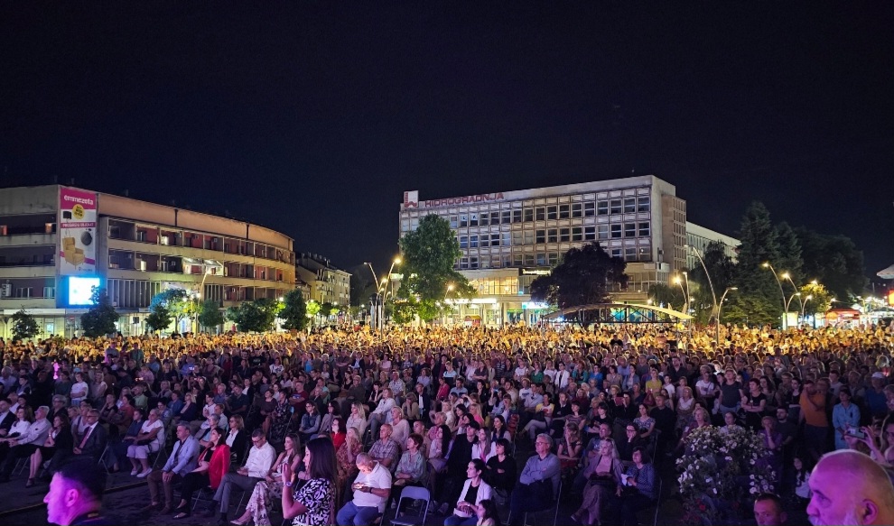 Na Gradskom Trgu Večeras Koncert Klasične Muzike “Putevima Srpskih ...