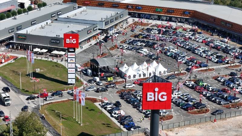 Kao da dele džabe: Neverovatna gužva u Čačku samo iz jednog razloga - danas je u gradu na Moravi otvoren najveći tržni centar u Zapadnoj Srbiji (FOTO)