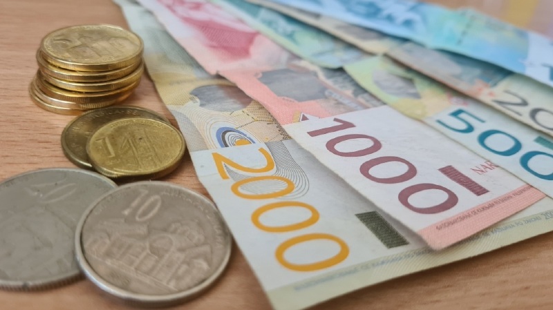 U avgustu bile niže plate u Moravičkom okrugu za par hiljada dinara: Lučani i dalje na vrhu tabele sa prosečnom zaradom iznad 100.000 dinara