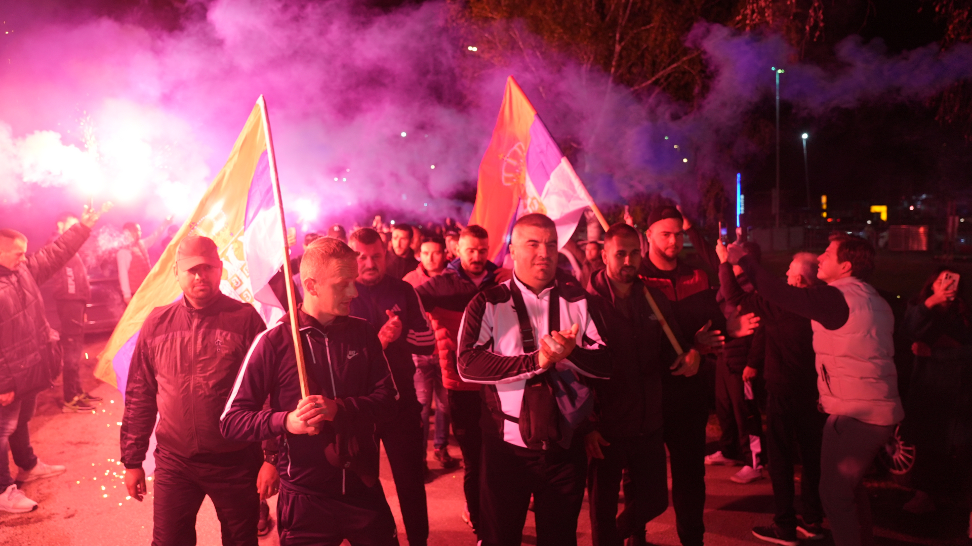 Noge su nam umorne i u žuljevima, ali kad osetimo ovakvu podršku dobijemo krila: Preko 1.500 ljudi u Preljini kod Čačka dočekalo momke sa Kosova koji pešače do Novog Sada (FOTO)