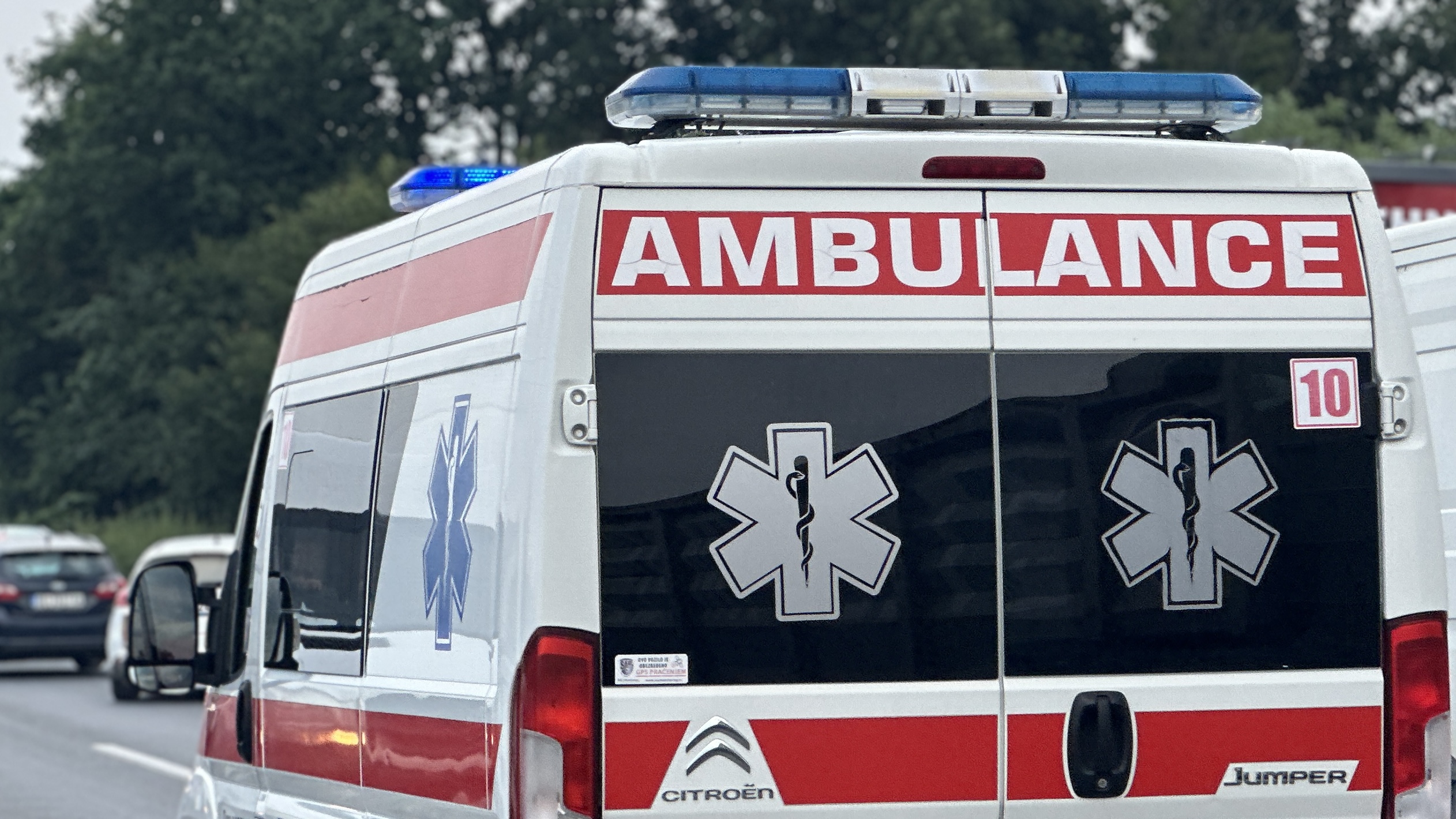 Lekari mu se bore za život: Muškarac povređen u udesu kod Čačka u teškom stanju, smešten u jedinicu intezivne nege