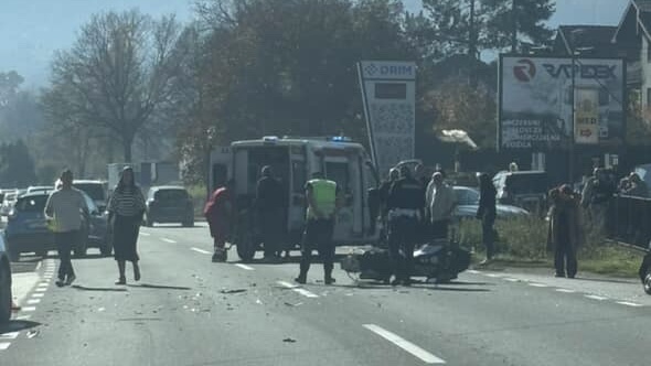 Motorciklista podleteo pod automobil kod Požege: Jezive scene na magistralnom putu, vozač prevezen u bolnicu