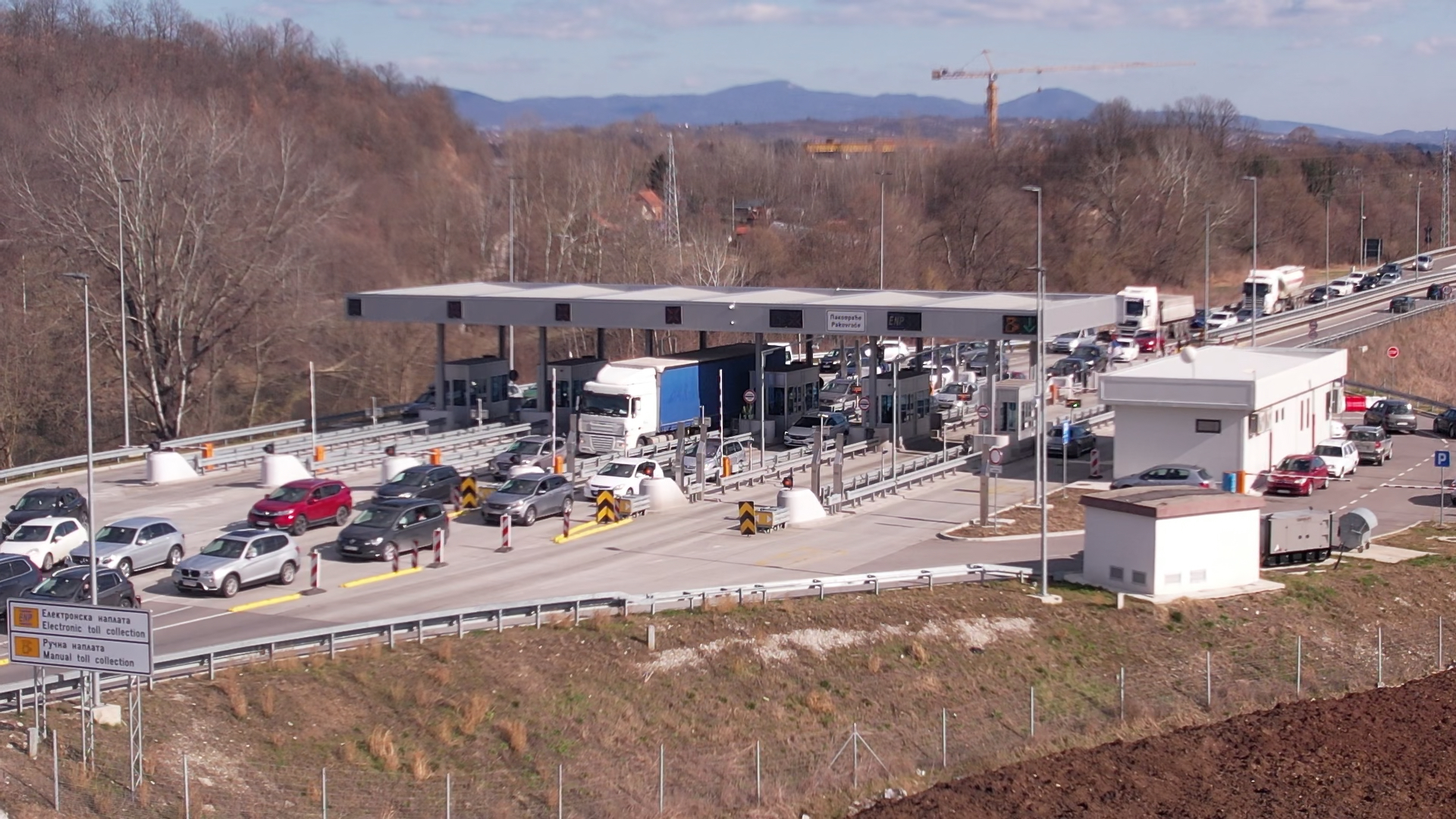 Pred građanima produženi vikend, slede gužve u saobraćaju: Ovako možete izbeći čekanje na naplatnim stanicama