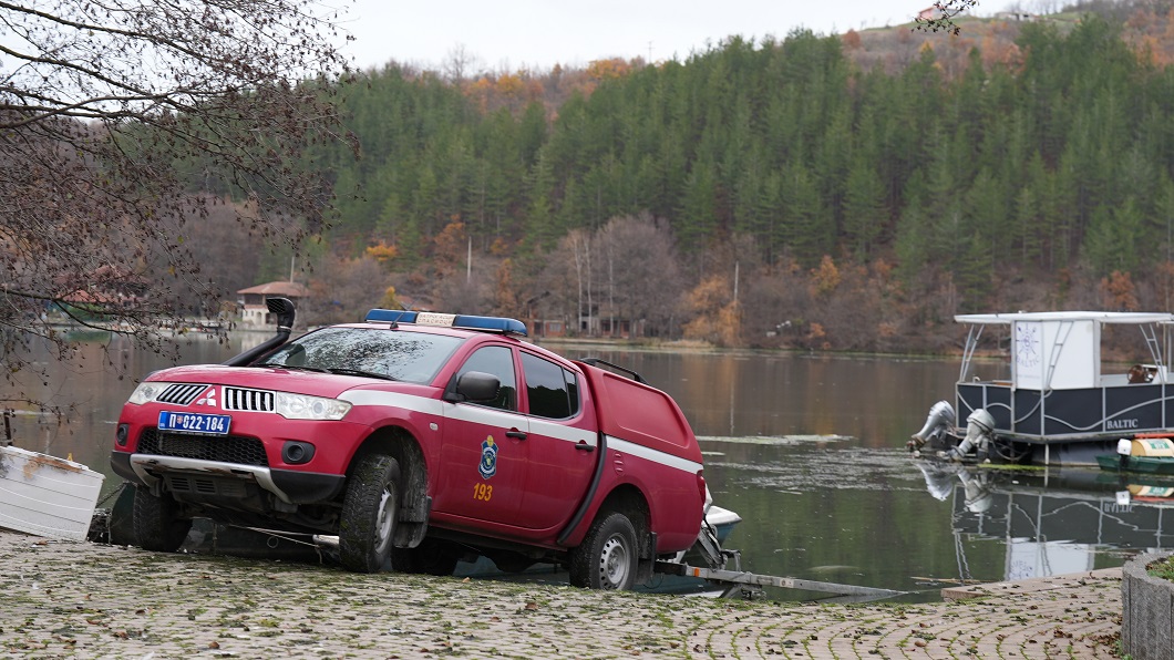 Nigde nema ni vozila, ni putnika: Ovu su slike sa lica mesta nesreće na jezeru Međuvršje, sve ekipe na nogama tragaju za nestalima