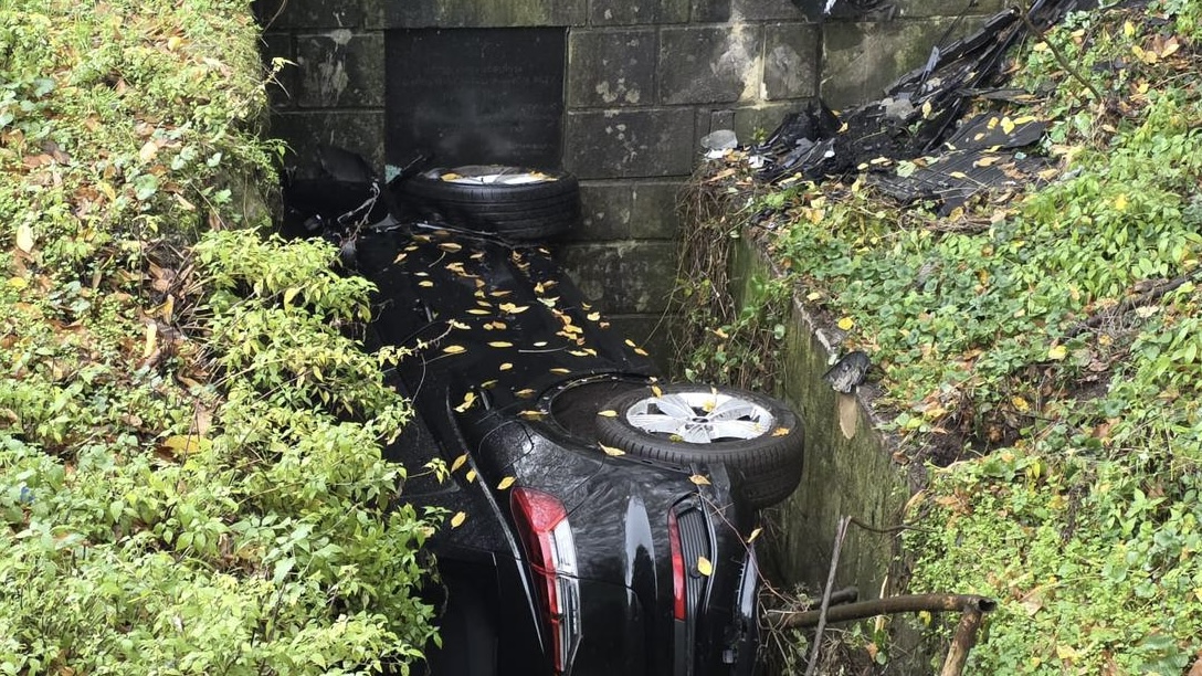 Pronađeno vozilo, ali ne u jezeru već u betonskom propustu pored puta: Još se ne zna ima li unutra putnika - spasilačke ekipe krenule u akciju 