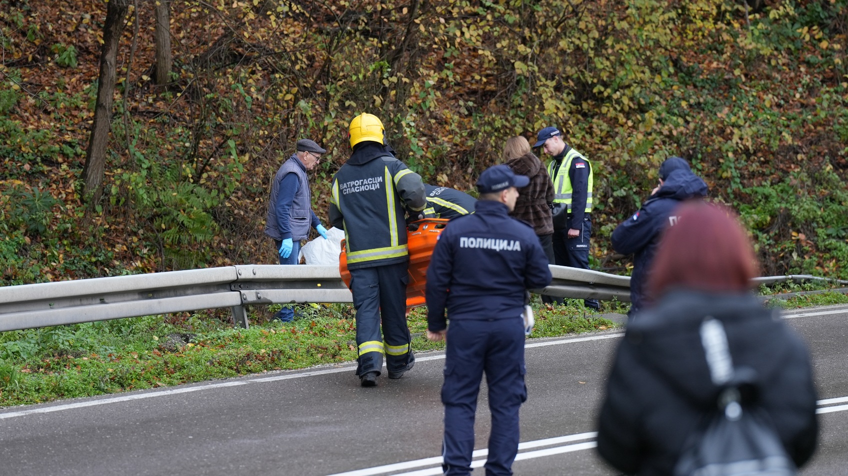Tuga do neba: U automobilu koje je sletelo pronađena tela nestale Ane i njenog prijatelja, na lice mesta stigla vozila pogrebnog preduzeća