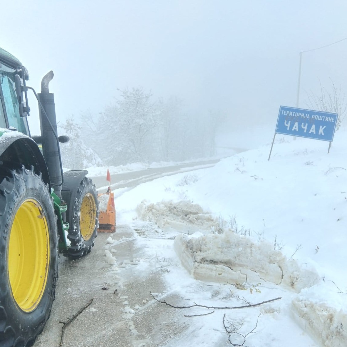 Zimska služba Čačka celu noć na terenu – putevi očišćeni i posuti solju