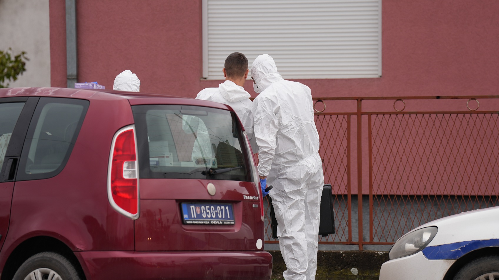 Komšije iz čačanskog naselja u šoku nakon zločina, ovo je kuća u kojoj su pronađena tela oca, majke i sina