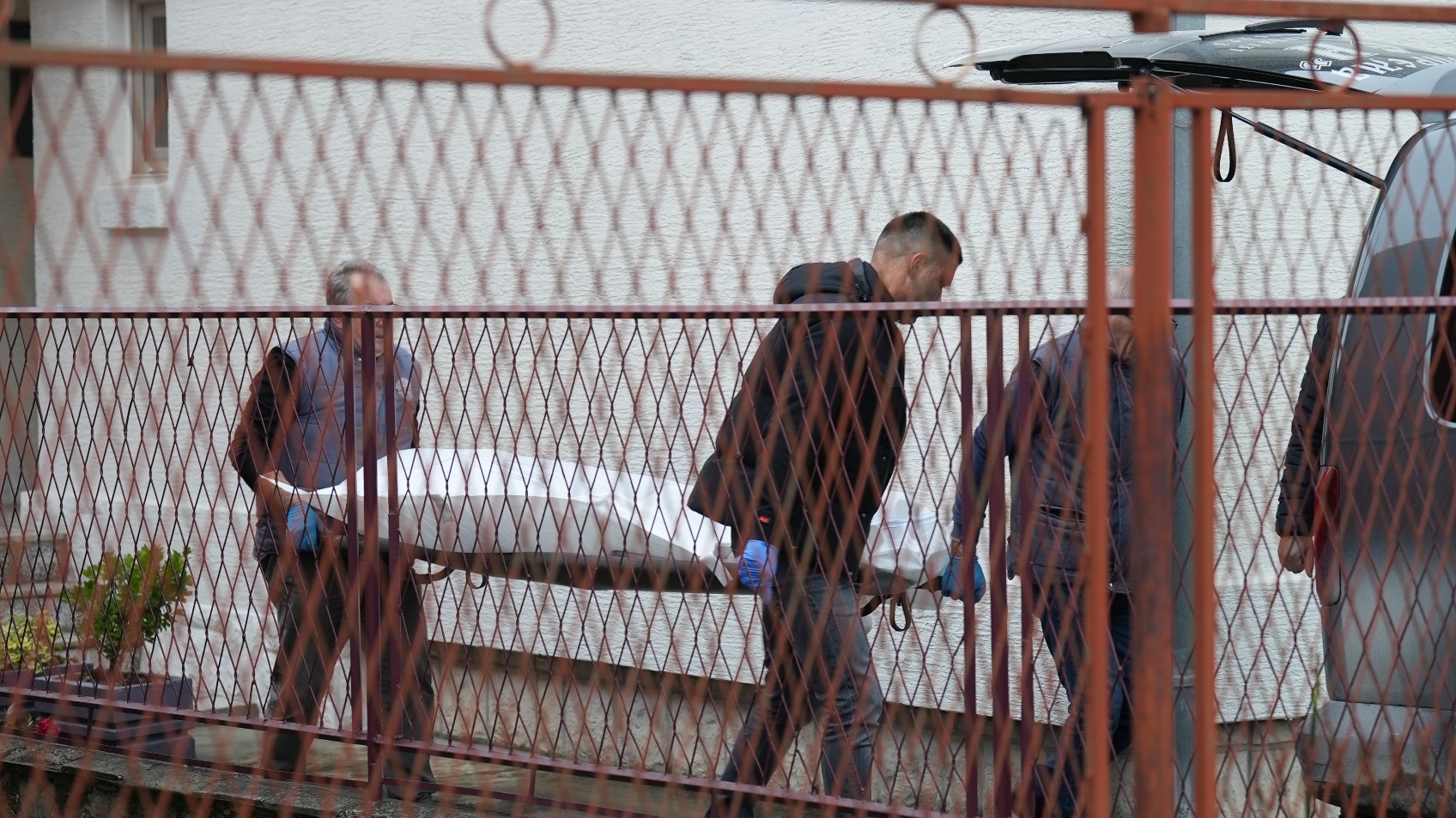 Tela nastradale porodice odneta na obdukciju, sve upućuje na to da je sin nožem ubio roditelje pa presudio sebi