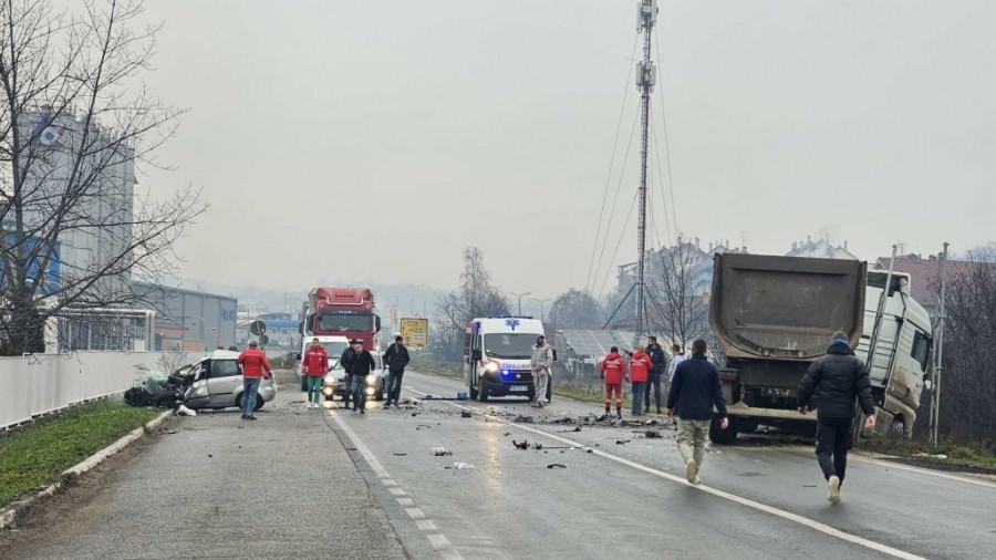 Težak udes automobila i kamiona na obilaznici kod Gornjeg Milanovca, sumnja se da ima poginulih