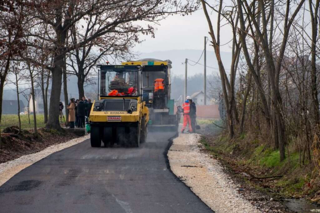 Na kraju decembra: Kukići dobili asfaltirani put, mašine ne staju