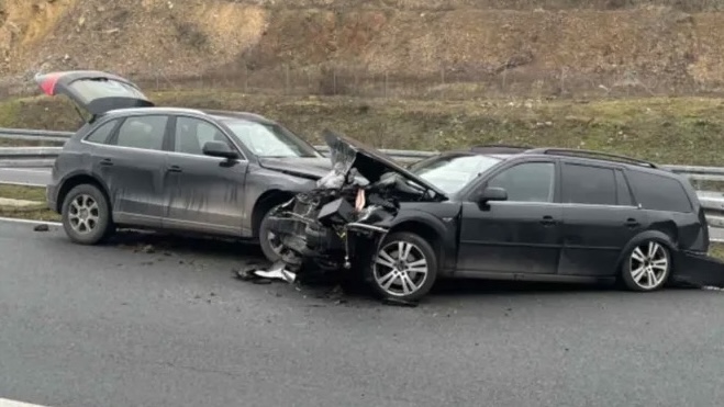 Tri osobe povredjene u saobraćajnoj nezgodi na auto putu Miloš Veliki u smeru ka Čačku: Dva slupana vozila u preticajnoj traci