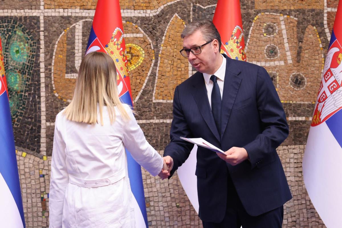 Vučić obeležio dodelu ugovora diplomcima medicinskih fakulteta: Novi korak ka karijeri