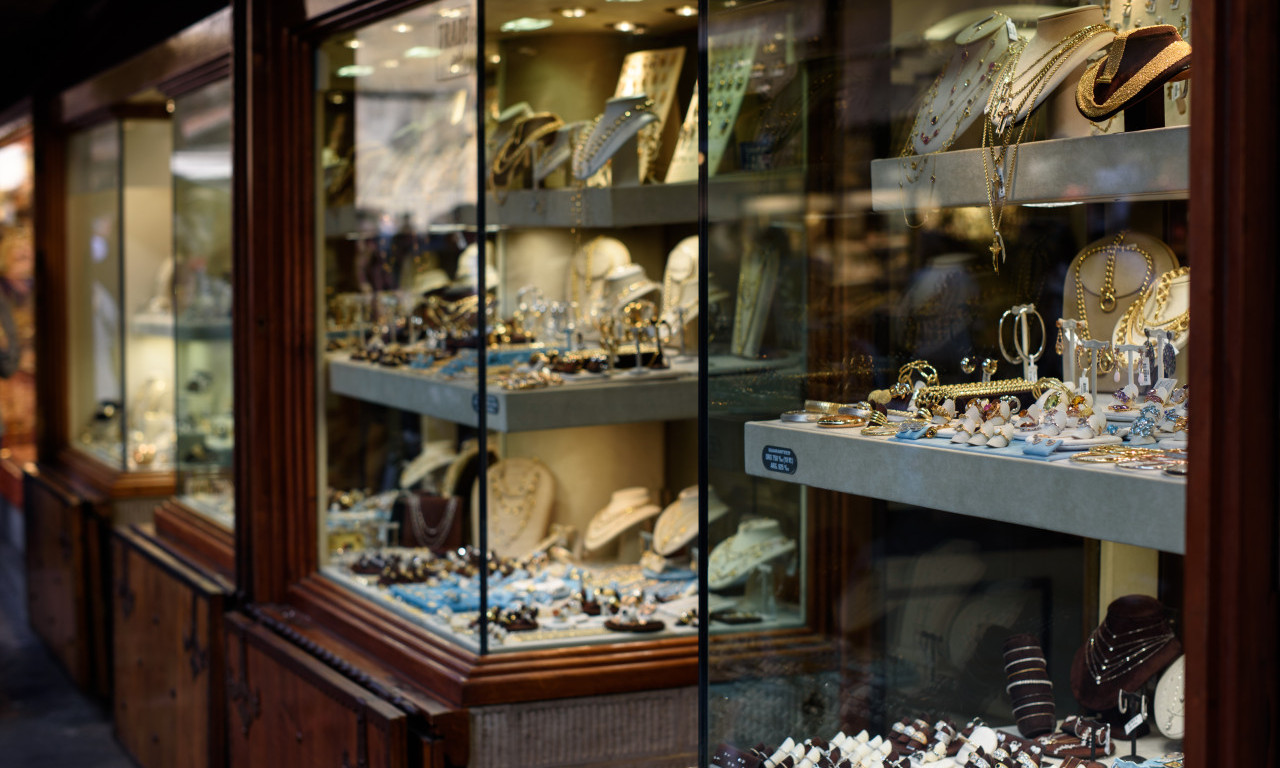 Sprečen pokušaj pljačke: Razbojnik sa pištoljem upao u zlataru, završio u rukama policije