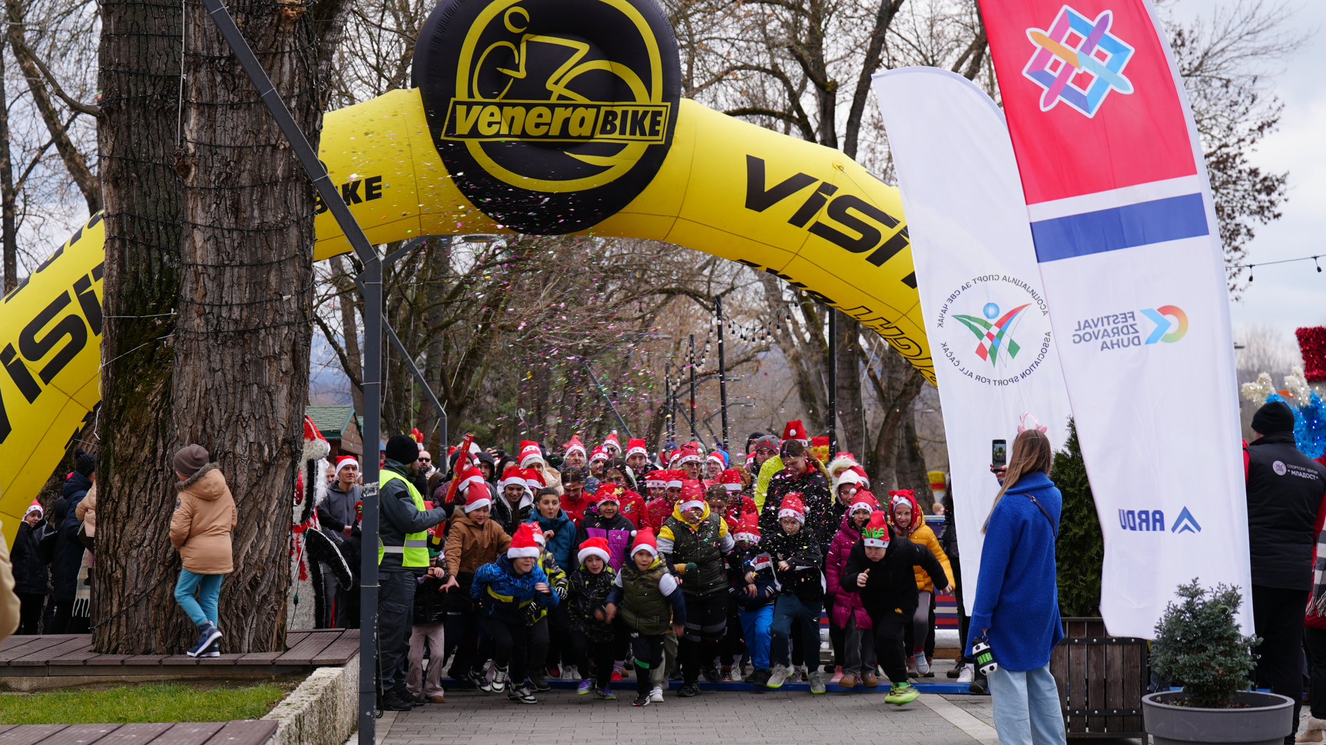 Prelepa slika poslata iz Čačka: Oko 200 Deda Mrazova malih i velikih trčalo je danas za Relju - tradicionalna trka prošla u sjajnoj atmosferi (FOTO)