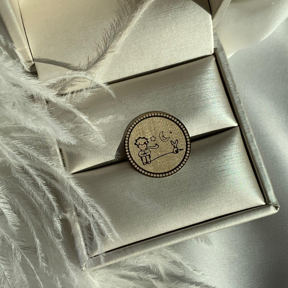 Prva božićna beba u Čačku: Mali Maksim na dar od grada dobio zlatni dukat