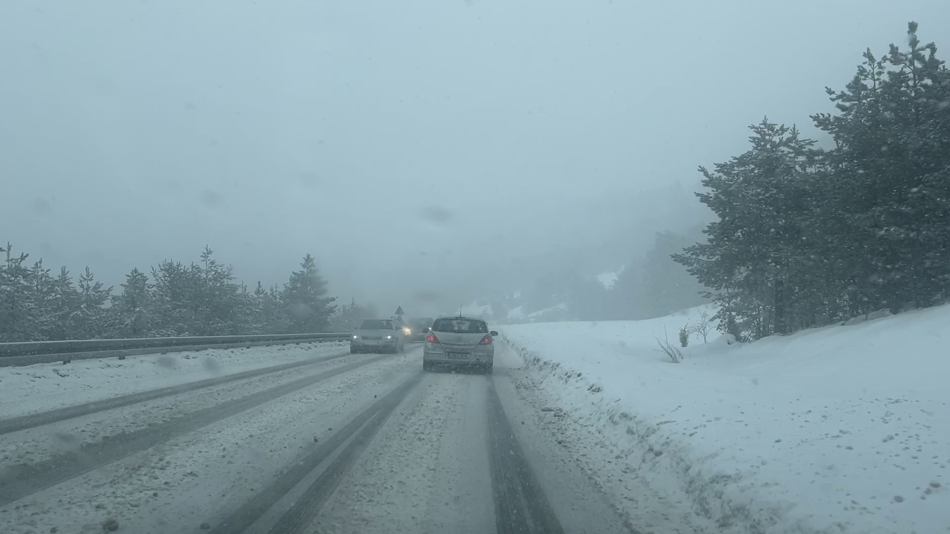 Borba sa mećavom tokom noći: Putari održali prohodnost, Odvraćenica tokom dana bez zastoja
