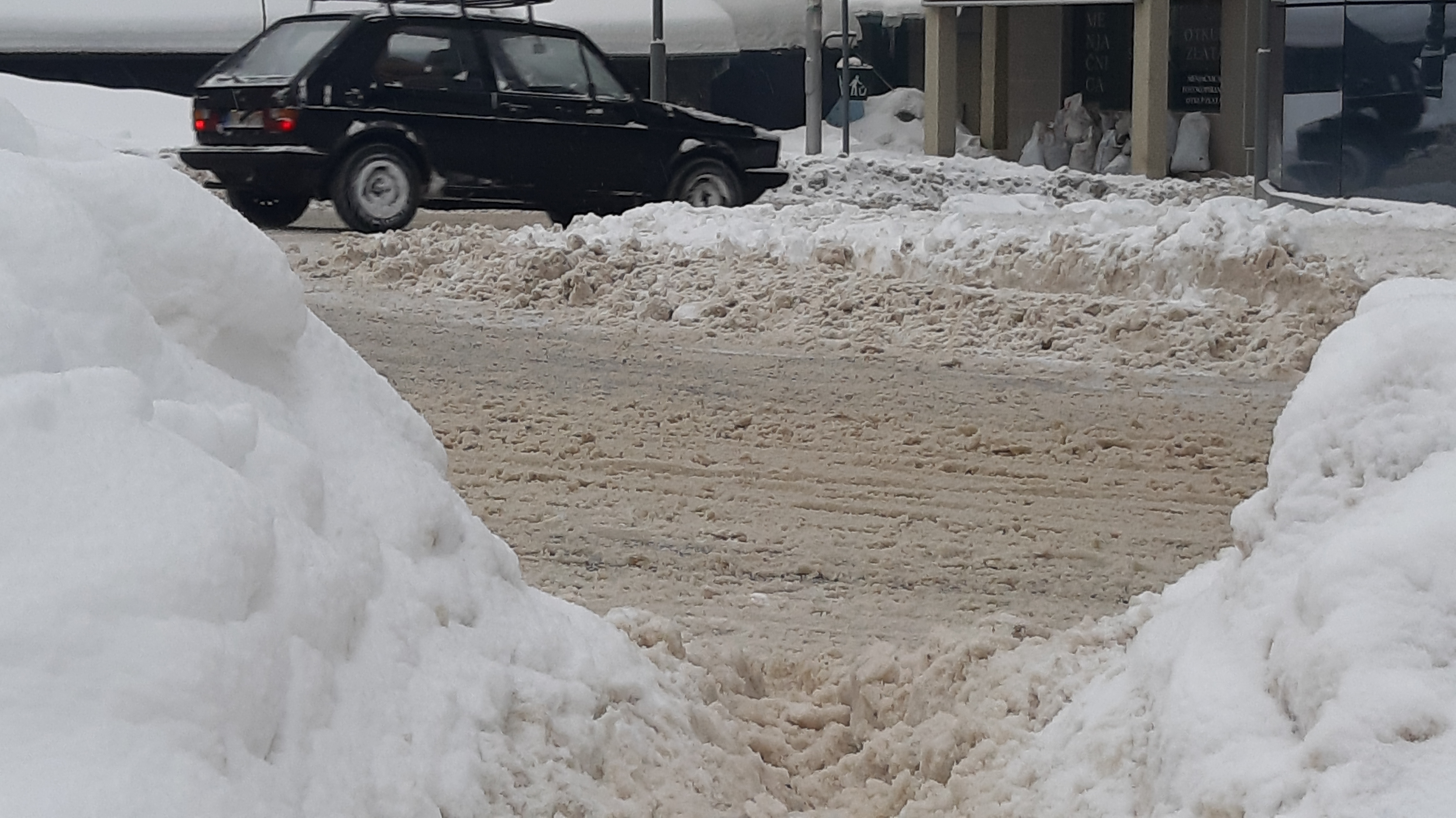 Zimski kolaps u Dragačevu: Sneg izazvao nestanak struje, hitne ekipe na terenu