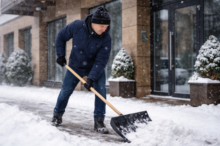 Uklanjanje snega i leda ispred objekata obavezno: Kazne za nepoštovanje i do 150.000 dinara