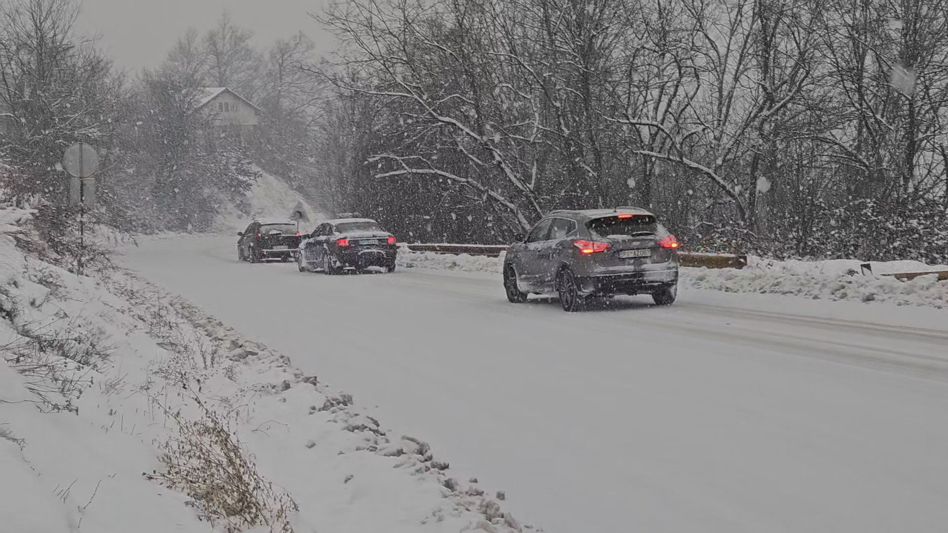 Sneg zatrpao jugozapad Srbije: Jaka mećava preko Zlatibora, u Prijepolju kolaps – šleperima zabranjen saobraćaj