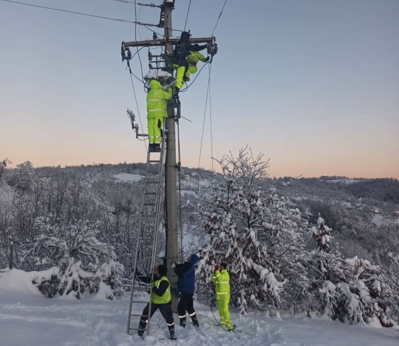 Heroji u snežnoj oluji: Monteri po mećavi vraćaju struju, Ivanjica ponovo svetli