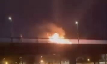 TikTok ludilo ili opasna igra: Deca benzinom palila pešački most u Čačku tokom dočeka Srpske nove godine (VIDEO)