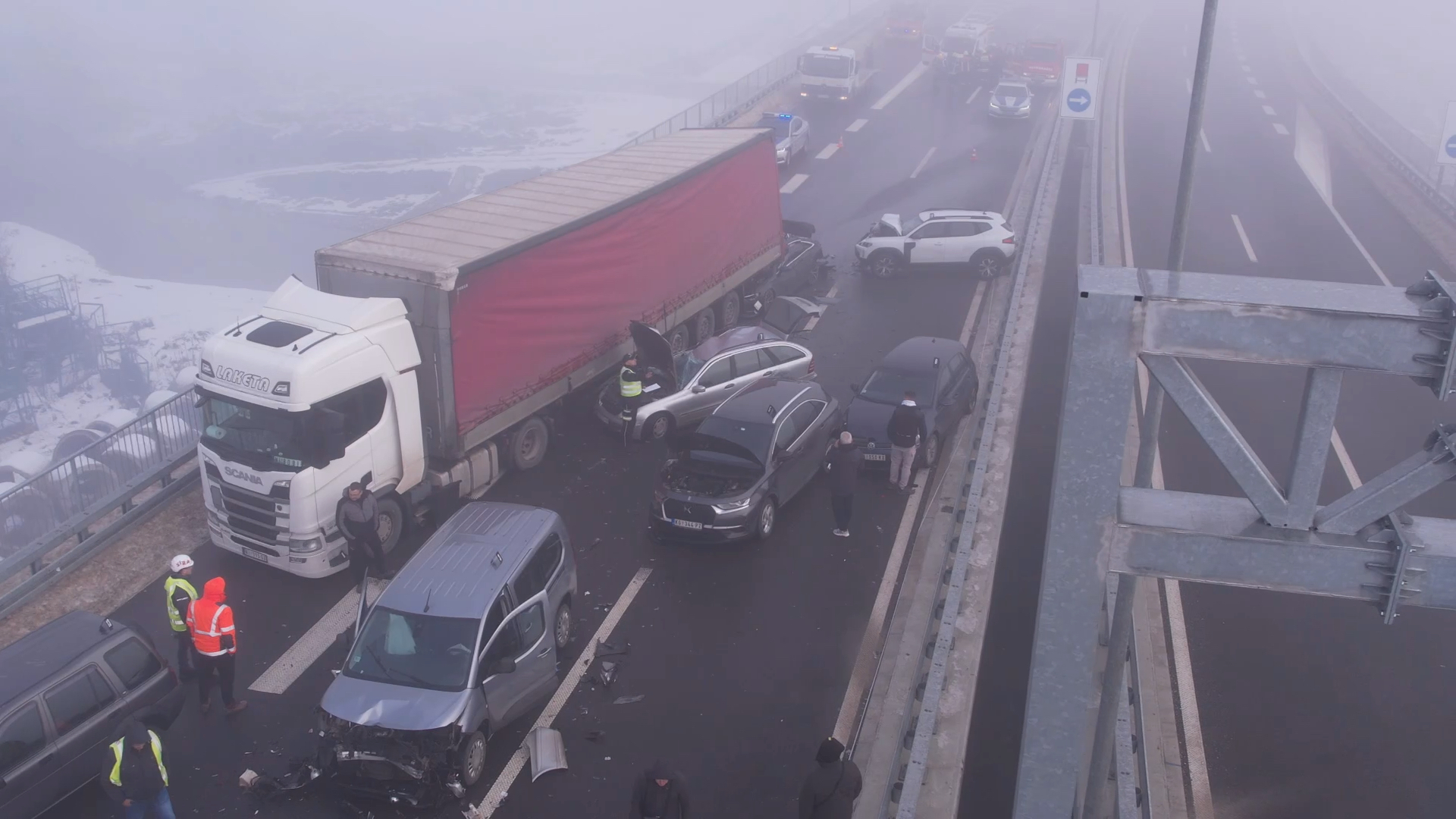 Preminuo muškarac povređen u udesu na auto-putu: Sudar devet vozila i kamiona odneo jednu žrtvu, tri osobe povređene