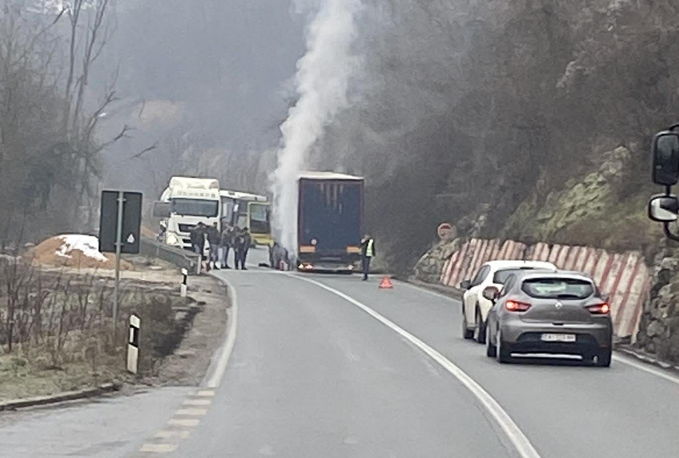 Zapalio se kamion u Ovčarsko-kablarskoj klisuri: Saobraćajna nezgoda u mestu Tučkovo, vozač teretnjaka na vreme izašao iz kabine