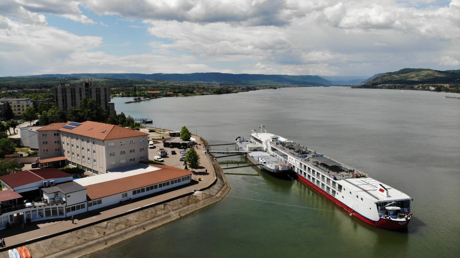 Novi izgled kladovske marine: Savremeni nautički kompleks sa zelenim krovovima i panoramskim pogledom na Dunav