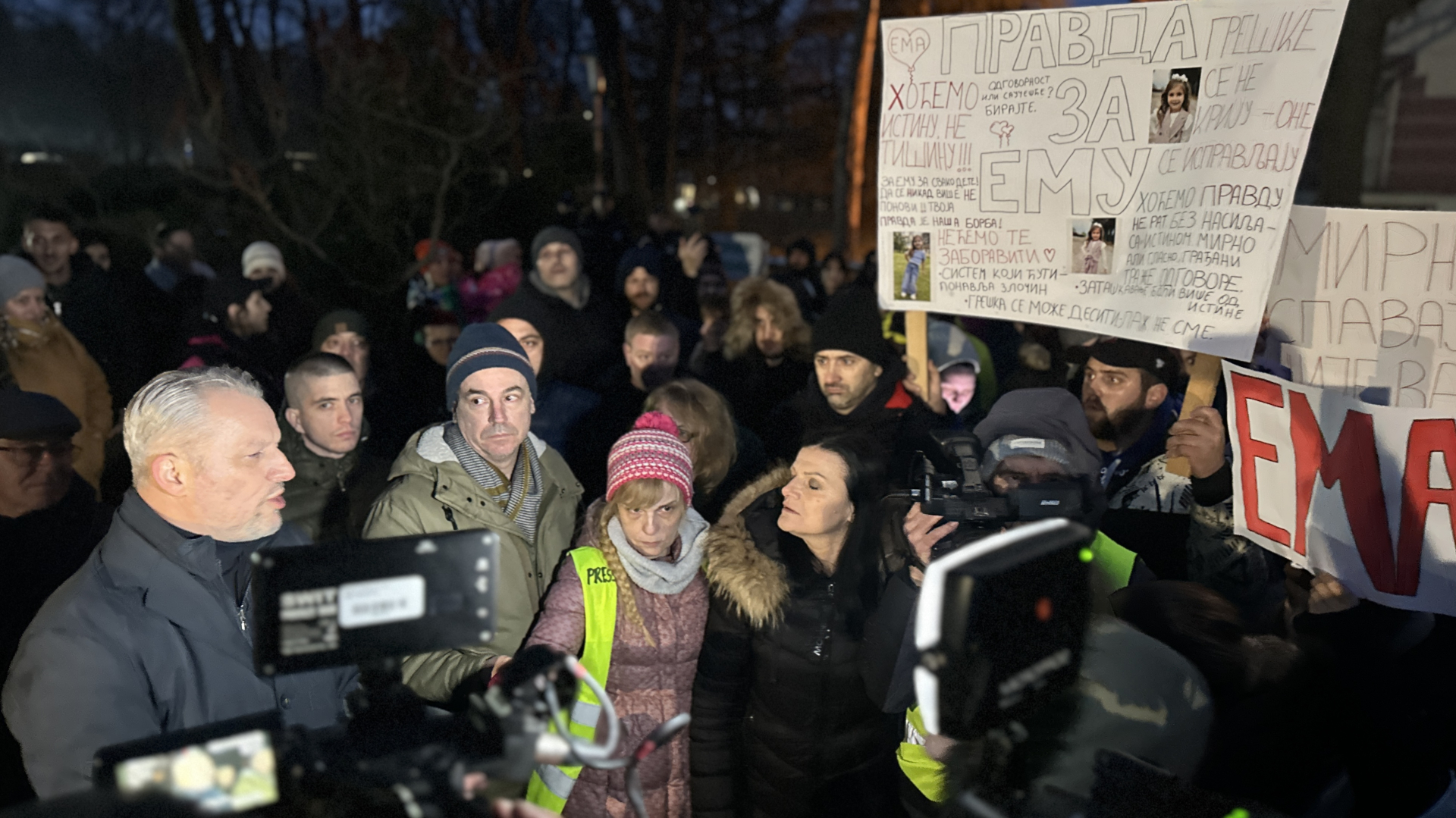 Ema bila ponovo intubirana, dva anesteziologa i kardiolog odmah upućeni u salu: Pred okupljeni narod izašao direktor čačanske bolnice - ovo su njegove reči