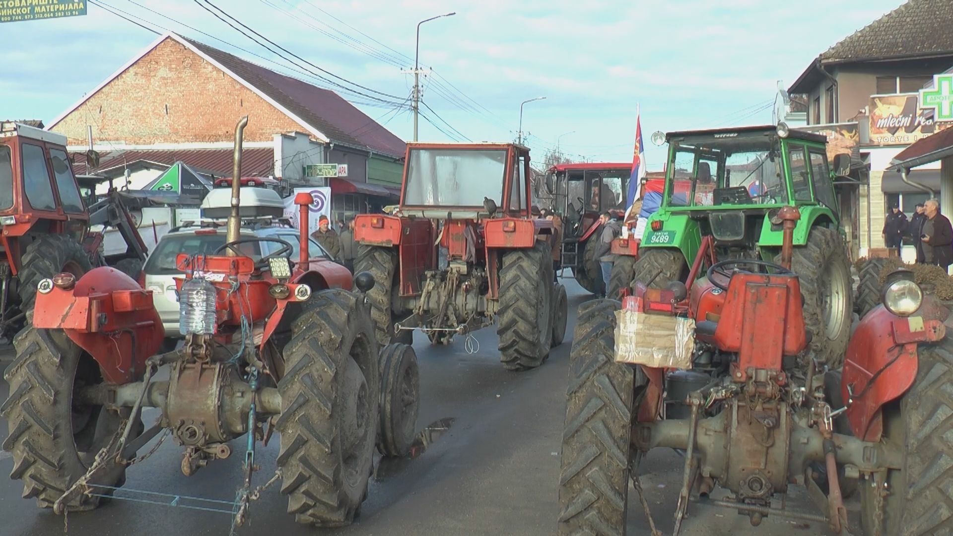 Mlekari u Mrčajevcima prosuli mleko na put – saobraćaj obustavljen