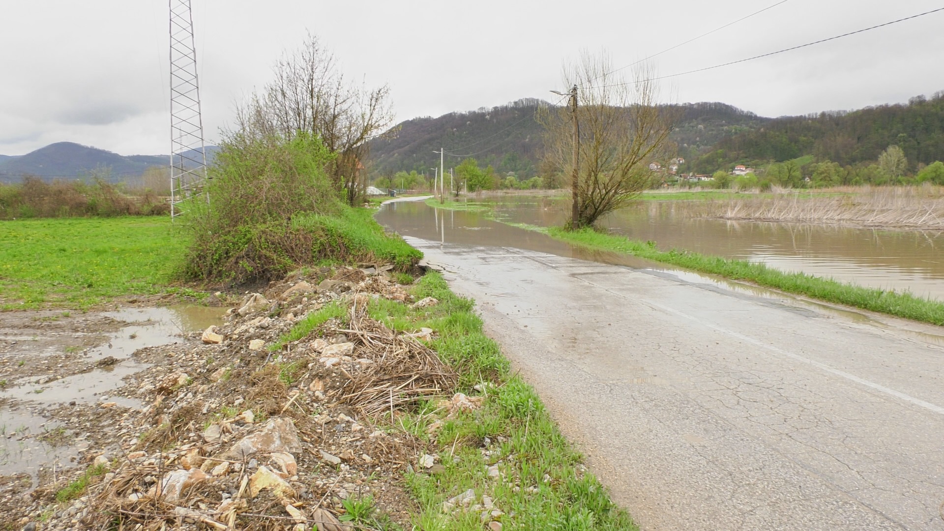 Izlila se reka Botunja kod Čačka: Obilne padavine podigle vodostaje i napunile kanale