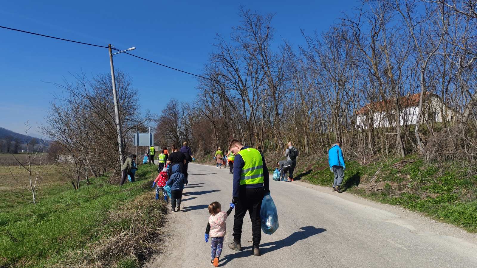 Zajedno za čistiju Rakovu: Meštani uz podršku dece uklonili smeće pored puta