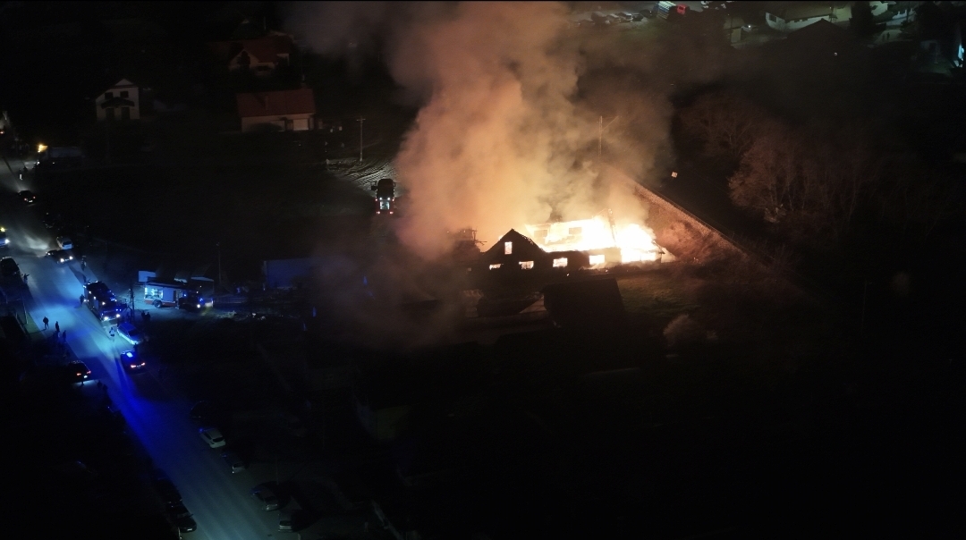 Ogroman požar u Čačku: Gore stolarska radionica i kuća