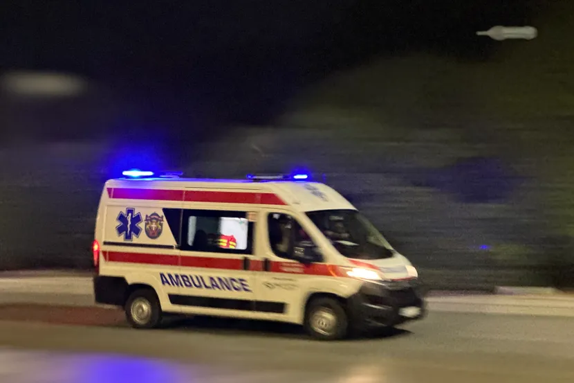 Dvoje tinejdžera i devojčica lakše povređeni u sudaru: Saobraćajna nezgoda na kritičnom Prijevorskom putu u Čačku