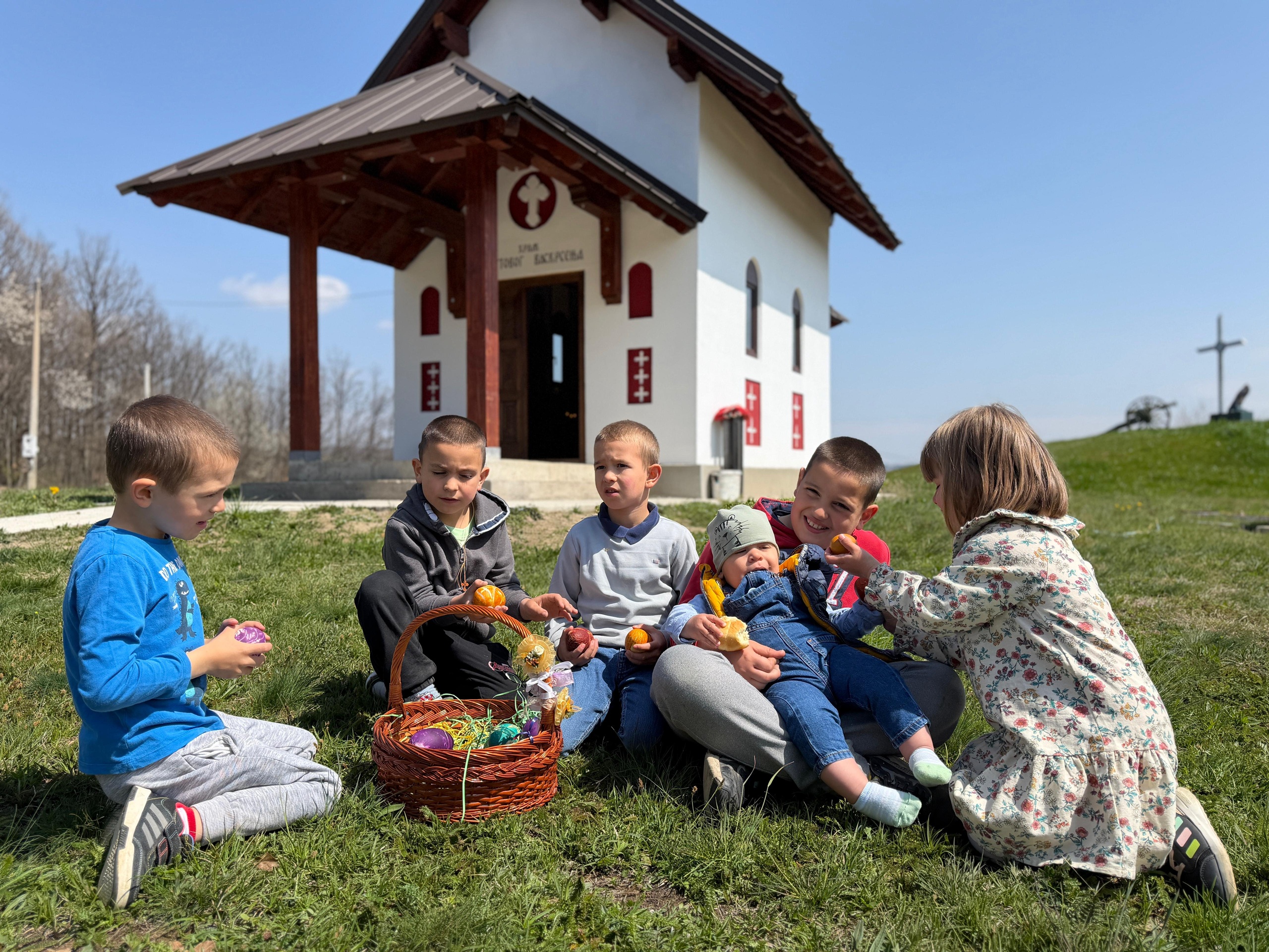 Prelepa slika iz srpskog sela: Mališani ispred crkve čuvaju stare običaje, građevina je mala ali puna vere i ljubavi (FOTO)