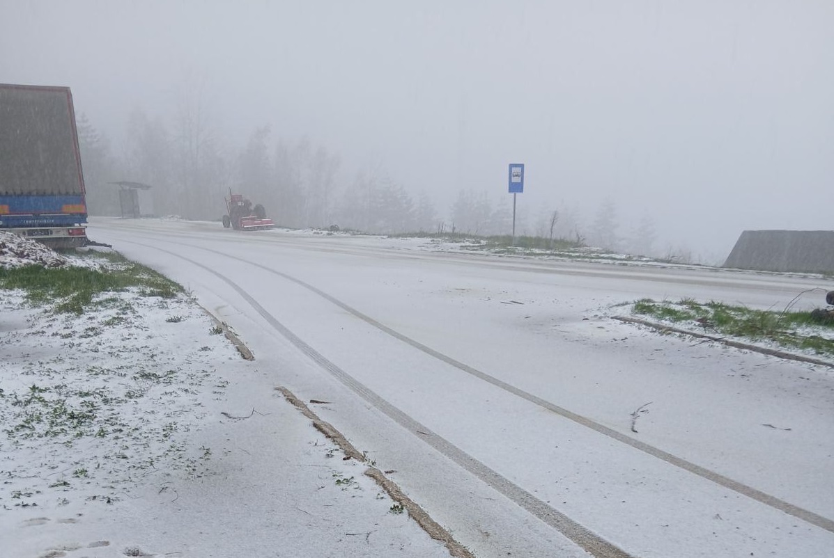 Sve obelelo kao da je januar, putari izašli na teren: Sneg pao u ivanjičkim selima, meštani u strahu zbog malina