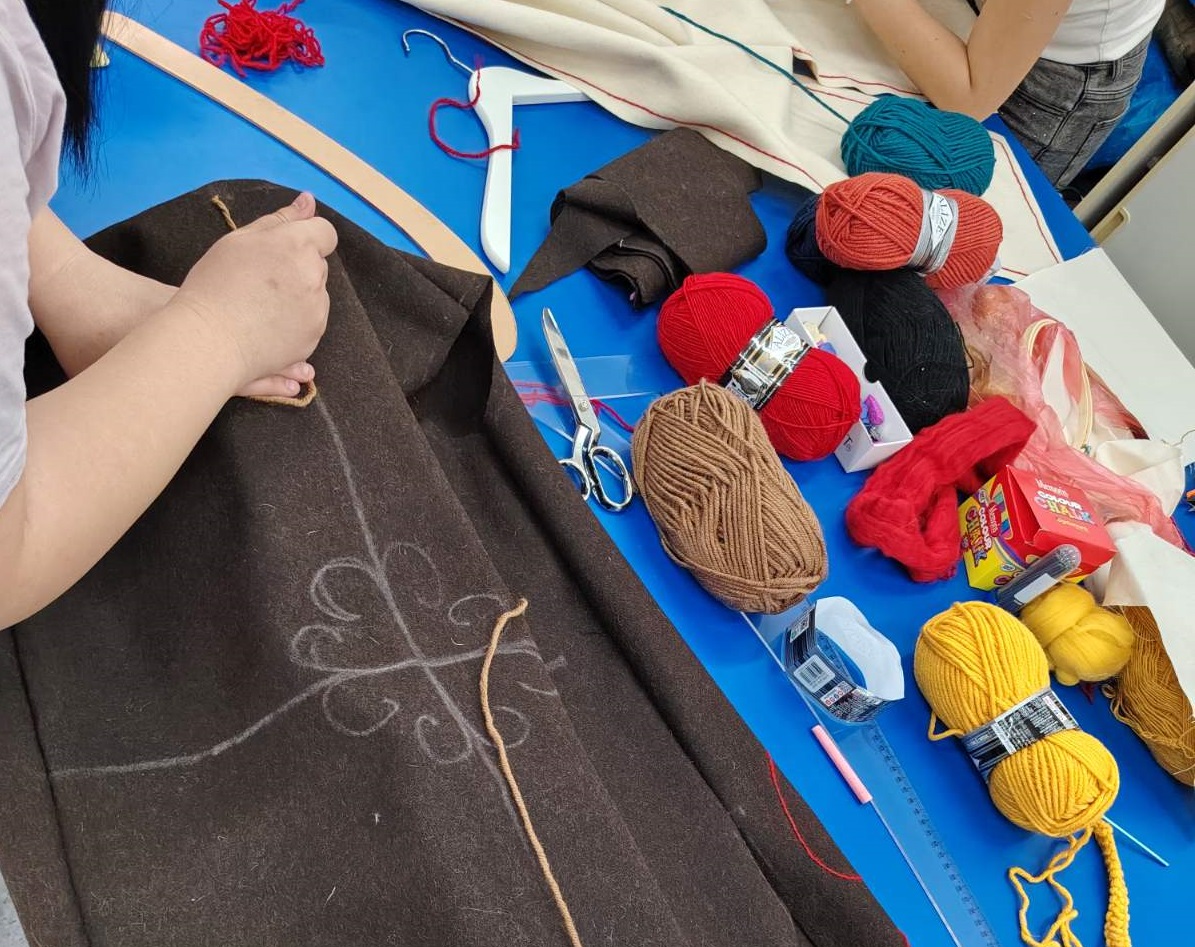 Spoj tradicije i kreativnosti: U Čačku u toku radionica izrade narodnih nošnji za mlade