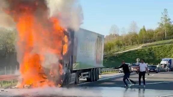 Drama na auto-putu Miloš Veliki: Zapalila se kabina na kamionu, plamen ogroman a saobraćaj u zastoju