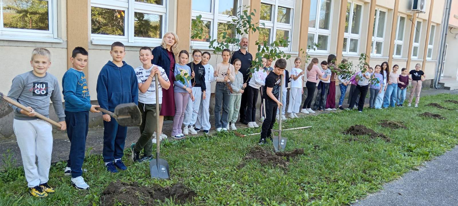 Deca zasadila prijateljstvo: u školskom dvorištu nikao je drvored jorgovana