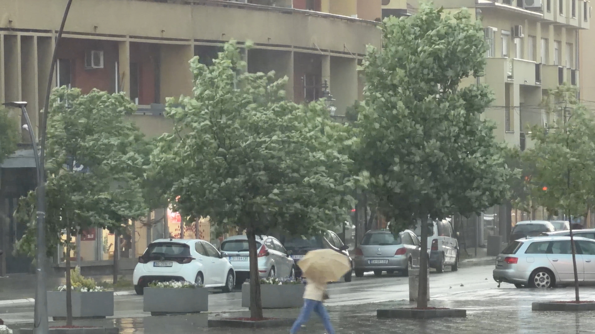 Prst pred okom se nije video: Snažno nevreme pogodilo Čačak, jak grad u ariljskom selu - važan apel upućen vozačima