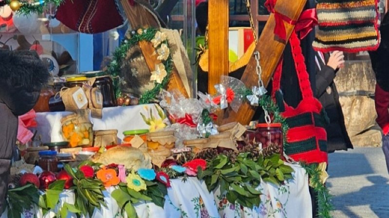 Kupuj domaće: Udruženje žena iz Čačka priredile prodajnu izložbu svojih rukotvoria i slatke i slane zimnice
