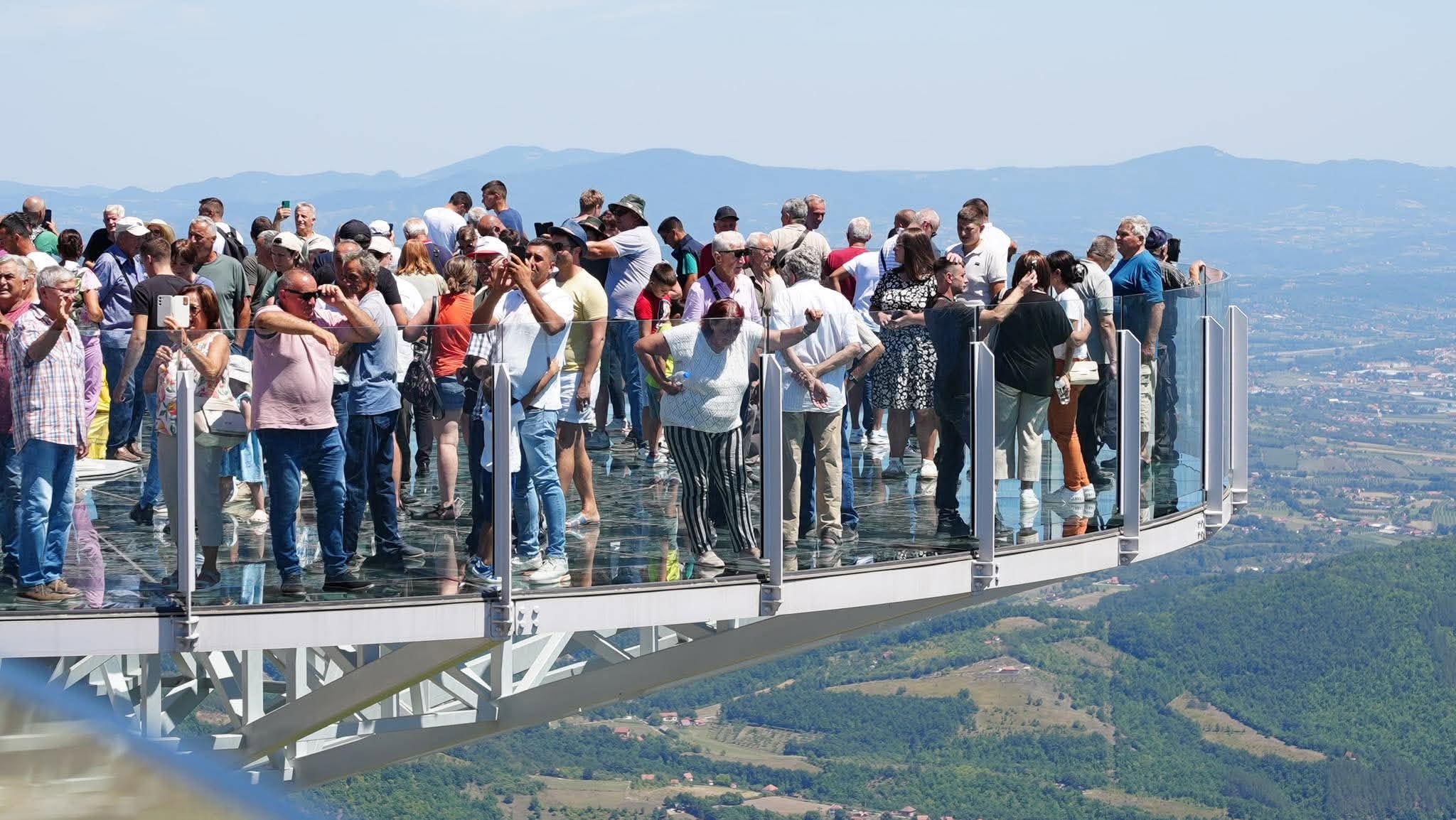 Neverovatna slika sa vrha Kablara: Vučić otvorio stakleni vidikovac i sam stao na ovo 